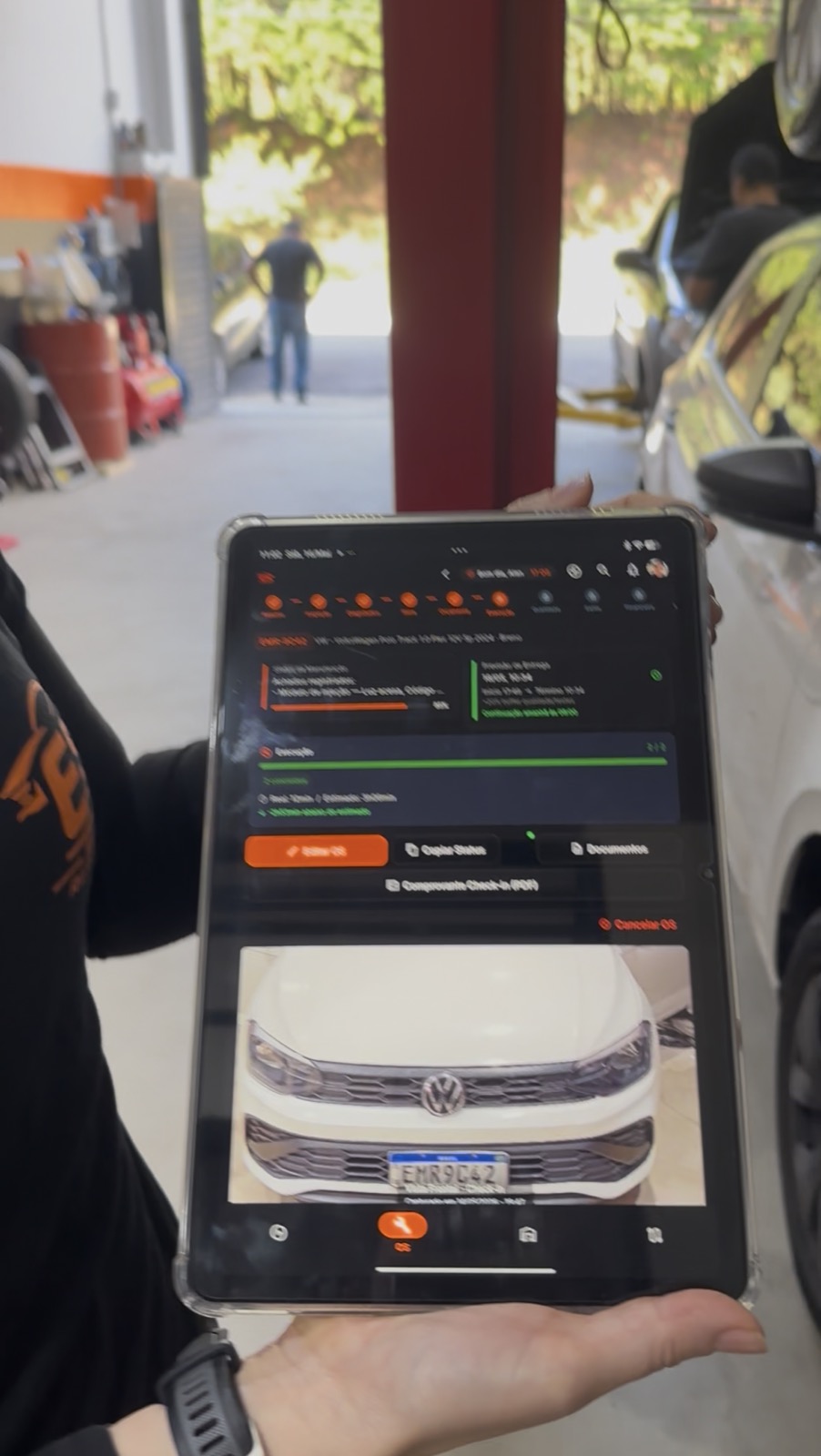 Mecânico usando o app ESC durante atendimento